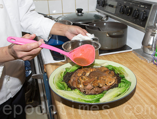 (許心如/大紀元) 【梁廚美食】 髮菜蠔豉燜豬手