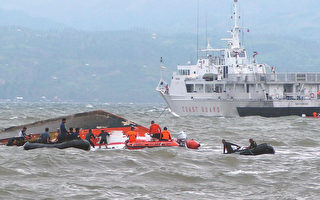 菲律賓中部地區2日發生船難，罹難人數已飆至54人。圖為3日，救援人員在波濤洶湧的大海中進行救援工作。（Ignatius Martin/AFP）