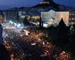 周五，大约有25000“No”阵营的支持者在雅典上集会，希腊总理齐普拉斯在会上做了激情演讲。( LOUISA GOULIAMAKI/AFP/Getty Images)
