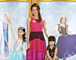 锺嘉欣和杨铠凝（右）及扮演爱莎女皇的小女孩合照。（余钢／大纪元）