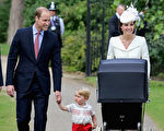 7月5日，英格蘭，英國威廉王子一家人帶新成員夏洛特公主去接受洗禮。（CHRIS JACKSON/AFP）