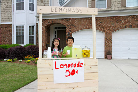 对于绝大多数美国孩子而言，和小伙伴在街边卖自制的柠檬水，往往是他们人生最早的“创业”体验。（Fotolia）