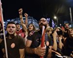 图为7月5日晚，希腊民众在首都雅典庆祝公投的结果。 (LOUISA GOULIAMAKI/AFP/Getty Images)