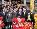 7月8日，马锺麟拜会中华总会馆，受到侨社欢迎。（曹景哲／大纪元）