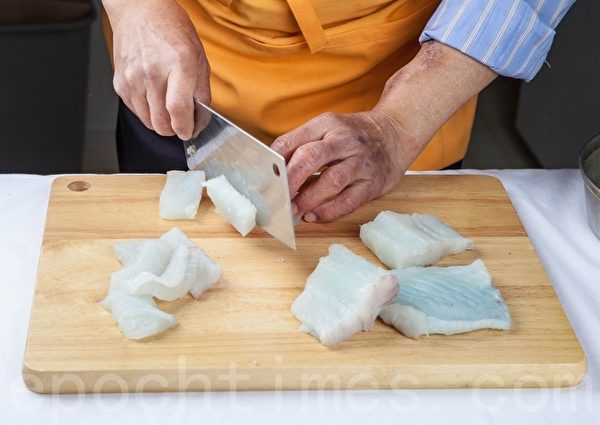 (許心如/大紀元) 【梁廚美食】 韭菜花炒石班球