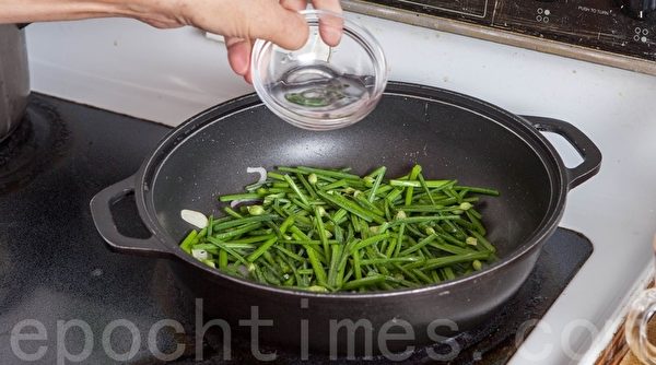 (許心如/大紀元) 【梁廚美食】 韭菜花炒石班球