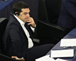 希腊于2015年7月9日提出的最新改革计划内容，包括对特定行业加税、国营事业民营化、删减退休金等项目。本图为希腊总理齐普拉斯于2015年7月8日，出席欧洲议会会议，与债权人商讨该如何解决希腊的债务问题。(Michele Tantussi/Getty Images)