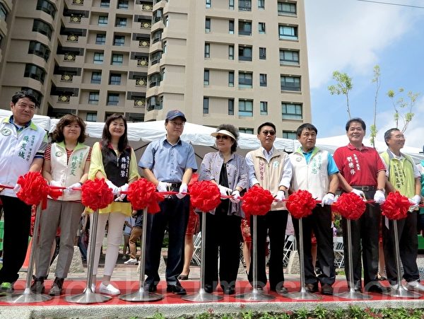 高雄市曹公圳第5期水岸营造工程10日完工启用,市长陈菊(中)、立委许智杰(右4)及凤山区议员共同剪彩。(李晴玳/大纪元) 高雄市曹公圳第5期水岸营造工程10日完工启用,市长陈菊(中)、立委许智杰(右4)及凤山区议员共同剪彩。(李晴玳/大纪元)