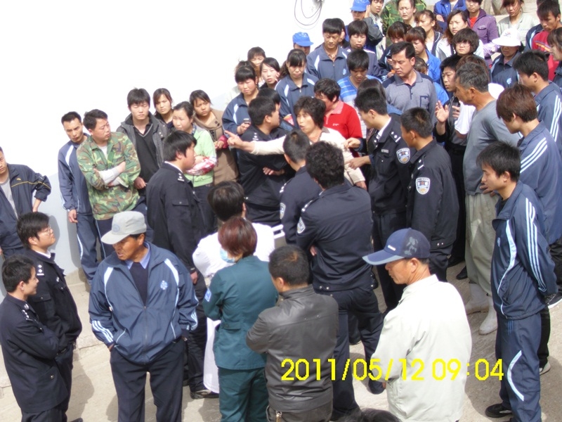 二零一一年五月十二日山東文登國保警察欲劫持廠長田世洪去洗腦班,遭到上百名工人和家屬制止。(明慧网)