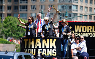 组图：纽约彩带游行庆祝美国女足获世界杯冠军