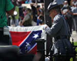 南卡罗莱纳州仪仗队10日将邦联旗从州议会大厦降下。 (John Moore/Getty Images)