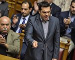 希腊总理齐普拉斯7月10日在国会上发表讲话，为避免退出欧元区及国内经济崩溃，他的政党被迫采取不在计划内的措施，但同时强调，该国民众并未在公投中授权退出欧元区。（ANDREAS SOLARO/AFP/Getty Images）