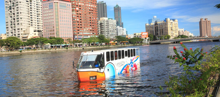 7月13日起，高雄水陸觀光車「鴨子船」 取消週一公休，暑假天天啟航。（輪船公司提供）