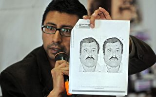 墨西哥頭號大毒梟古茲曼（Joaquin Guzman Loera）7月11日再度越獄成功，令美國官員大怒。 圖為移民官員在發布會上展示古茲曼的圖像，並宣布再次緝拿他。(JOHAN ORDONEZ/AFP/Getty Images)