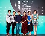 台北电影节闭幕片《百日告别》，导演林书宇（左三）率领演员出席。图为张书豪（左起）、石头、林嘉欣、林书宇、柯佳嬿、李千娜等人一同出席。（台北电影节提供）