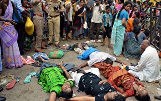 印度浴河节人踩人 27死29人受伤