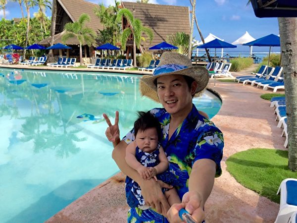 宥勝與女兒到關島當觀光客自拍,身後冒出第三隻手比YA。(怡佳娛樂提供) 宥勝與女兒到關島當觀光客自拍,身後冒出第三隻手比YA。(怡佳娛樂提供)