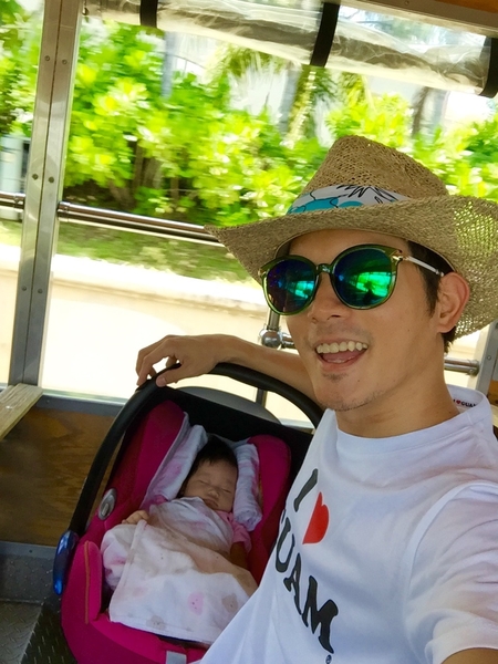 宥勝關島想要托嬰,無奈女兒不答應。(怡佳娛樂提供) 宥勝關島想要托嬰,無奈女兒不答應。(怡佳娛樂提供)