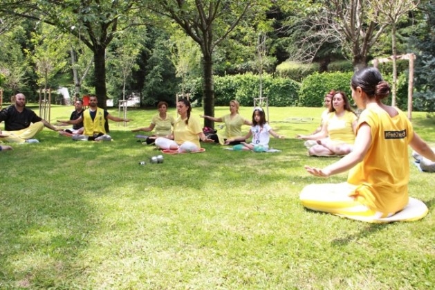 2015年7月中旬,法輪功學員在土耳其首都安卡拉Dikmen Vadisi公園演示功法。(明慧網)