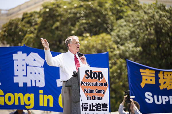 德克萨斯州国会众议员特德‧坡(Ted Poe)表示,江泽民应该被送上审判台(爱德华/大纪元) 德克萨斯州国会众议员特德‧坡(Ted Poe)表示,江泽民应该被送上审判台(爱德华/大纪元)