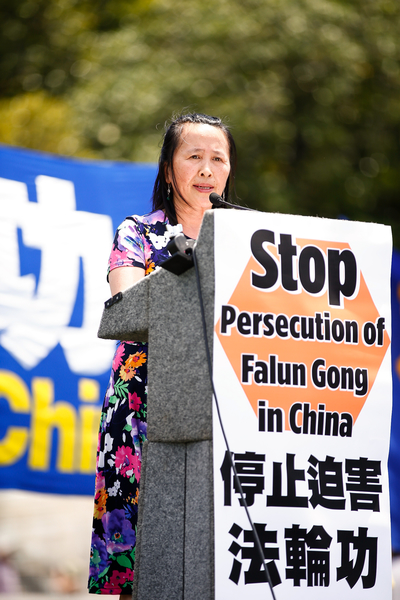华盛顿DC7‧20法轮功解体中共结束迫害大集会。全球退党中心主席易蓉女士发言。(戴兵/大纪元) 华盛顿DC7‧20法轮功解体中共结束迫害大集会。全球退党中心主席易蓉女士发言。(戴兵/大纪元)
