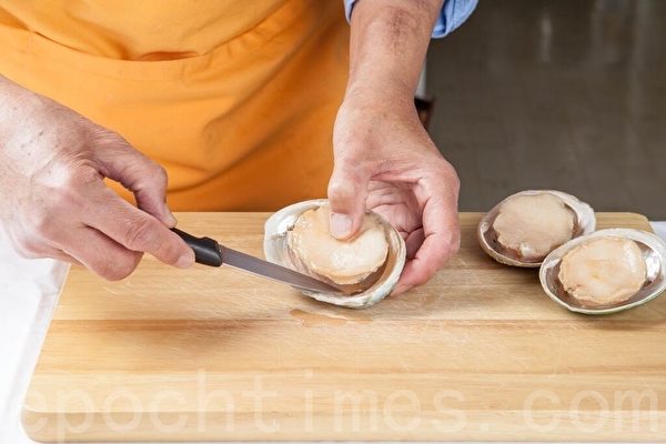 (許心如/大紀元) 【梁廚美食】日本味噌汁燒焗鮑魚