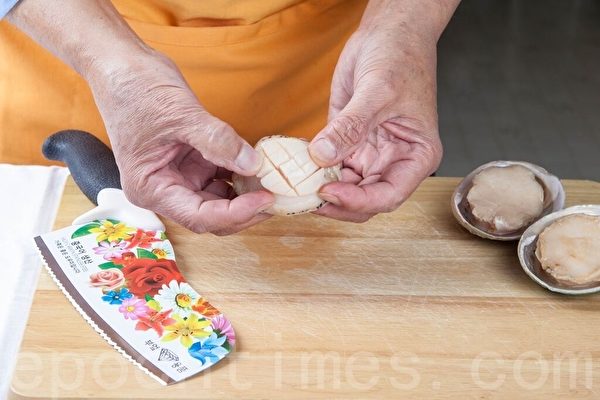 (許心如/大紀元) 【梁廚美食】日本味噌汁燒焗鮑魚