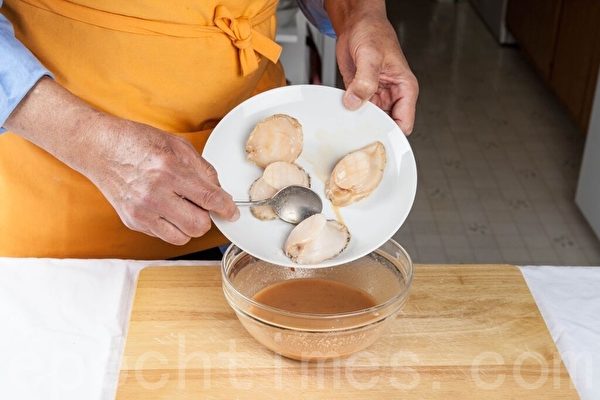(許心如/大紀元) 【梁廚美食】日本味噌汁燒焗鮑魚