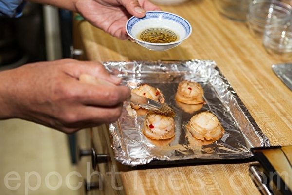 (許心如/大紀元) 【梁廚美食】日本味噌汁燒焗鮑魚