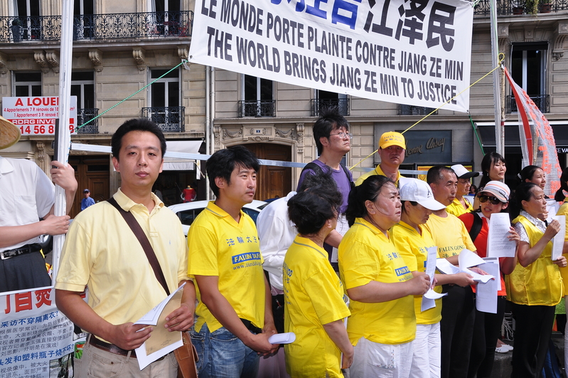 法国法轮功学员吕硕控告江泽民,曾让他年仅17岁时,正执高考之际,因全家修炼法轮功而遭遇迫害,父母被抓,房产被收,被迫露宿街头,使心灵受到很大的伤害。
(金湖/大纪元)