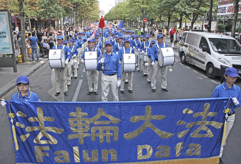 游行队伍走在华人居住的街区
(叶萧斌/大纪元)