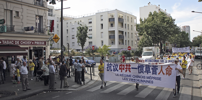 游行队伍走在华人居住的街区
(叶萧斌/大纪元)