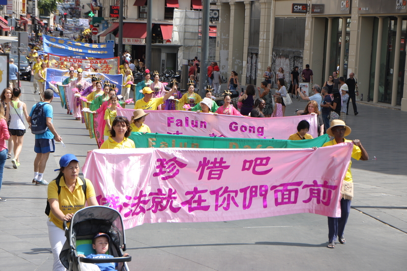 游行队伍走在华人居住的街区
(叶萧斌/大纪元)
