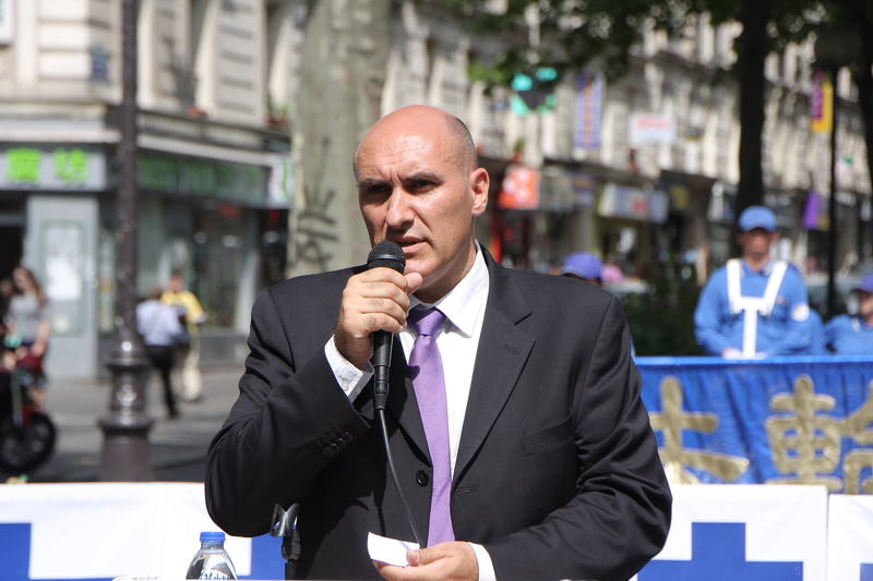 “反强摘器官医生协会”组织(Doctors Against Forced Organ Harvesting)代表Harold King先生在集会上揭露中共活摘法轮功学员器官的罪行。
(叶萧斌/大纪元)