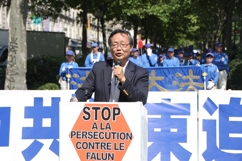欧洲佛学会主席吴文昕先生在巴黎美丽城游行时演讲,提请珍贵的中国同胞顺天象变化,了解法轮功真相。
(叶萧斌/大纪元)