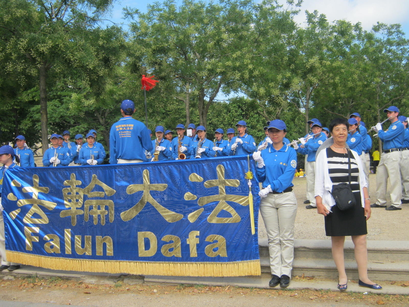 來自瑞士的潘女士說:「遊客在看著天國樂團演奏時非常激動,他們說『哎呀,這就是自由、民主的國家啊!你看看這麼大個樂團,好震撼哪!』」
(葉蕭斌/大纪元)