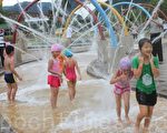2015水里玩水節嘉年華強調安全、衛生的玩水環境，讓前來消暑的民眾能全家一起放心地玩水。（黃淑貞/大紀元）