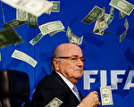 7月20日，國際足聯主席布拉特在瑞士蘇黎世舉行新聞發佈會的時候，英國喜劇演員西蒙‧布洛金向他劈頭蓋臉扔了一堆假鈔。( Philipp Schmidli/Getty Images)