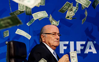 遭英国演员扔钞票 FIFA布拉特受惊吓