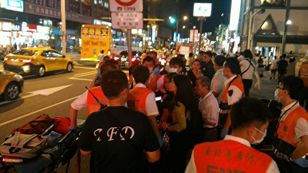 台北捷运中山站20日晚间发生随机伤人事件,4名伤患受伤送医,无生命危险。消防局派出2辆消防车、5辆消防车、16名消防救护员前往救援。(民众提供) 台北捷运中山站20日晚间发生随机伤人事件,4名伤患受伤送医,无生命危险。消防局派出2辆消防车、5辆消防车、16名消防救护员前往救援。(民众提供)