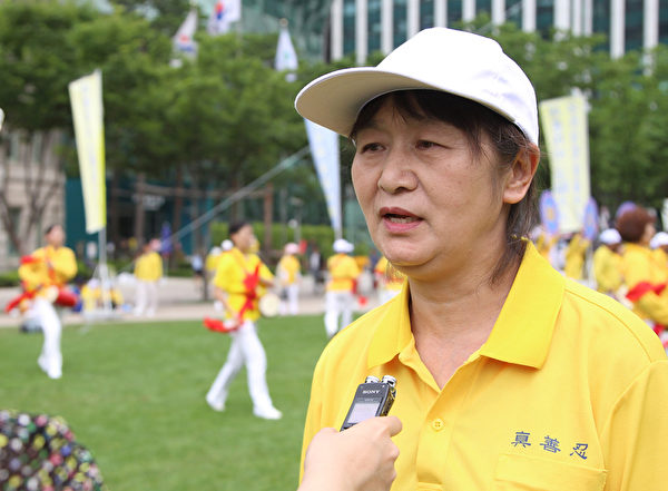 7月20日,韩国法轮功学员在首尔广场举行7.20十六周年反迫害活动。圖為駐韓華人法輪功學員姜秀菊接受採訪。(全宇/大紀元) 7月20日,韩国法轮功学员在首尔广场举行7.20十六周年反迫害活动。圖為駐韓華人法輪功學員姜秀菊接受採訪。(全宇/大紀元)
