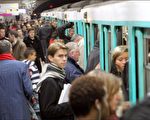 繁忙的巴黎地鐵。(PATRICK KOVARIK/AFP/Getty Images)