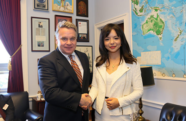 加拿大世界小姐林耶凡和美國會議員Chris Smith(李莎/大紀元) 加拿大世界小姐林耶凡和美國會議員Chris Smith(李莎/大紀元)