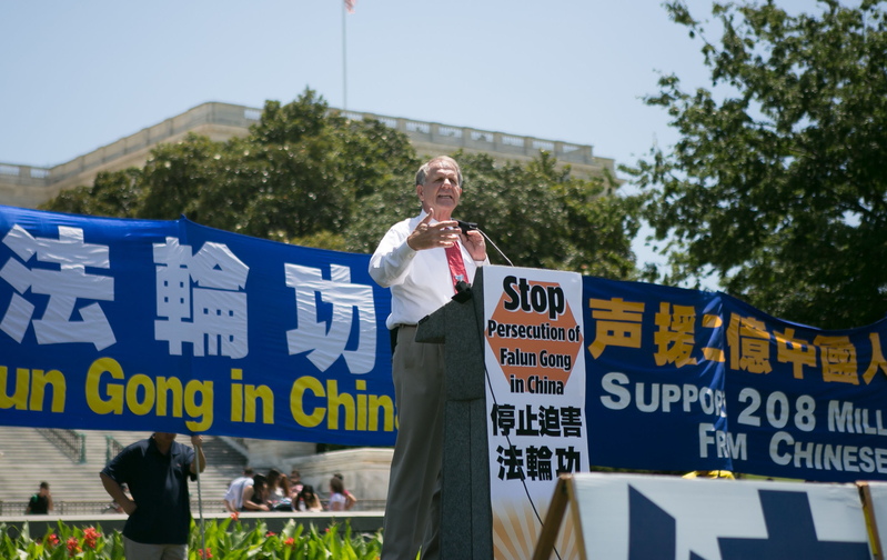 德州国会众议员特德﹒坡(Rep. Ted Poe) 7月16日在法轮功学员于美国首都华盛顿国会山西草坪的集会上讲演。(明慧网)