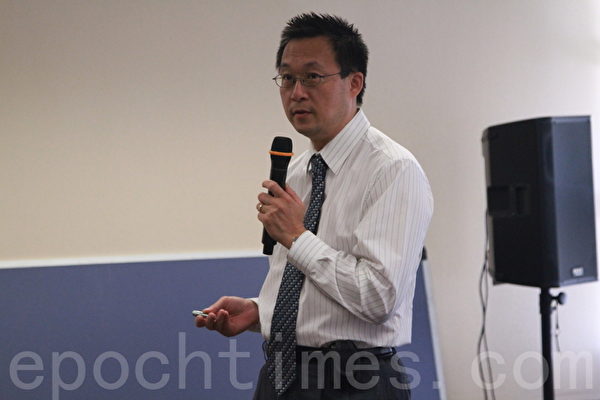 内科医生Jack Wu为民众介绍乙肝防治。(张岳/大纪元) 内科医生Jack Wu为民众介绍乙肝防治。(张岳/大纪元)