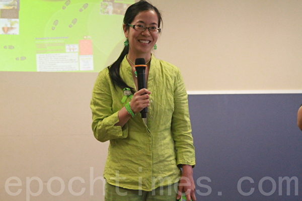 演讲嘉宾吴怡萱作如何改善亲子关系的演讲。(张岳/大纪元) 演讲嘉宾吴怡萱作如何改善亲子关系的演讲。(张岳/大纪元)