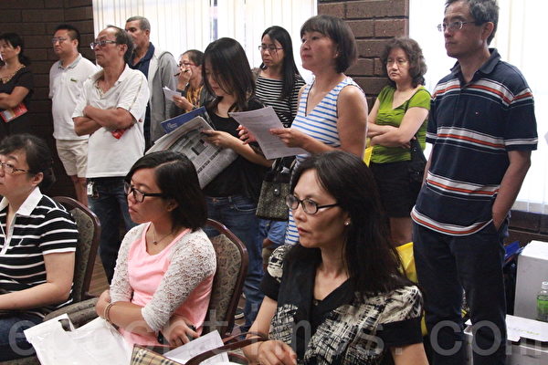 座位有限,民众站立聆听讲座。(张岳/大纪元) 座位有限,民众站立聆听讲座。(张岳/大纪元)