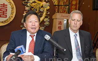 2013年6月26日，加州禁鱼翅法AB 376 7月1日正式生效前夕，李兆祥（左）表示，一定继续争取华裔权利。右为律师布利尔。（大纪元档案照片）