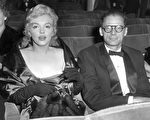 瑪麗蓮•夢露1956年與第三任丈夫——劇作家阿瑟•米勒合影。（AFP/AFP/Getty Images）