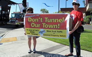 图：抗议710隧道的阿市居民Elizabeth Sesztak（左）和Janet Ervin。（刘菲/大纪元）